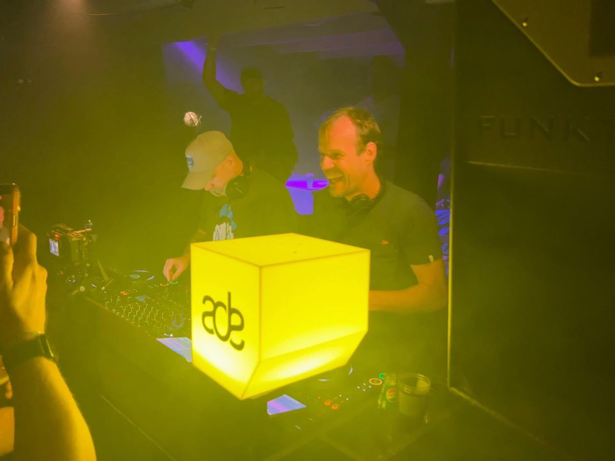 De DJs in de booth tijdens een clubavond