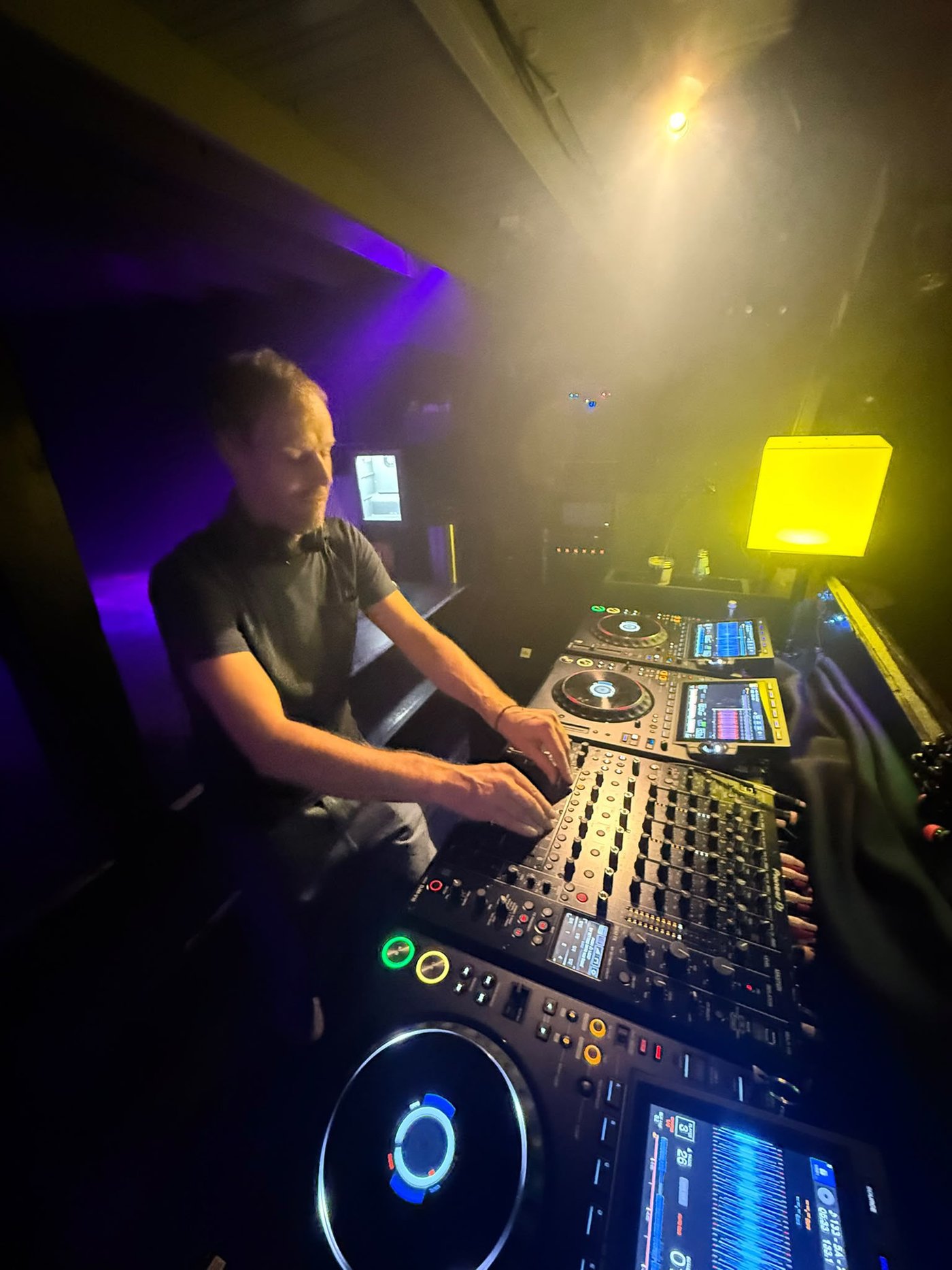 DJ solo achter de draaitafels tijdens F*** Me I'm Fifty